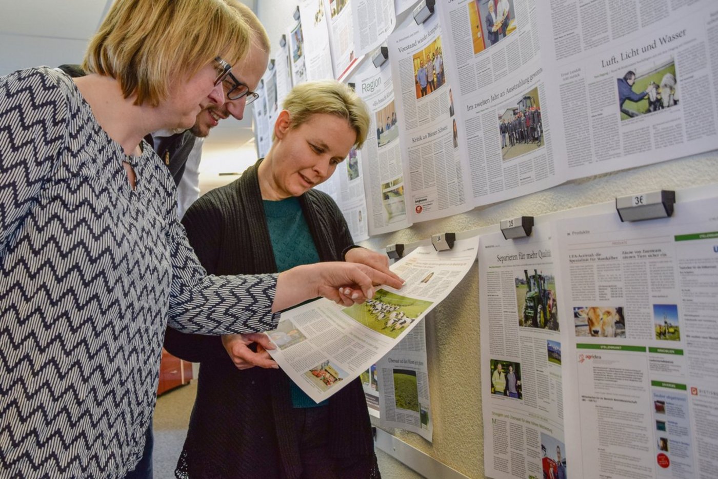 Begutachtung der neuen Zeitung an der Wand in unseren Büros: Redaktionsmitglieder prüfen die fertigen Seiten auf Herz und Nieren.(Bild hja)