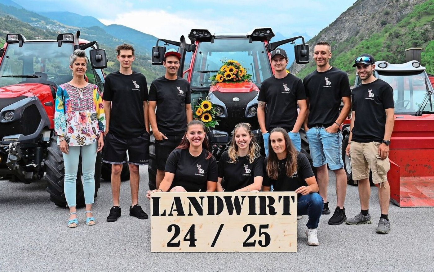 Gemeinsam mit Karin Oesch (hinten v. l. n. r), strahlen Ronny Gruber, Yannick Leuenberger, Timo Lorenz, Robin-Jason Gisler und Luca Summermatter sowie (vorne v. l. n. r.), Kim Schnidrig, Anja Taugwalder und Fabienne Volken um die Wette.   