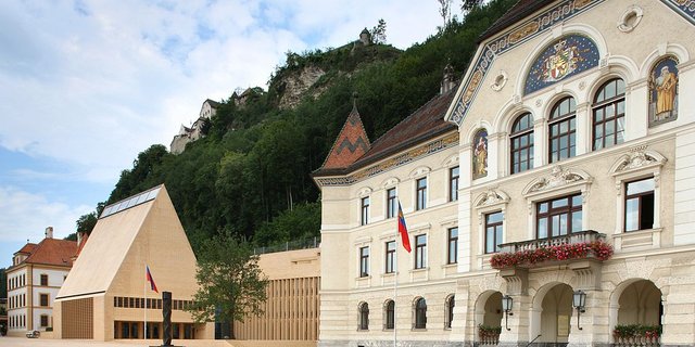 Das Liechtensteiner Regierungsgebäude (rechts) und das Landtagsgebäude in Vaduz. (Bild Presse- und Informationsamt, Vaduz) 