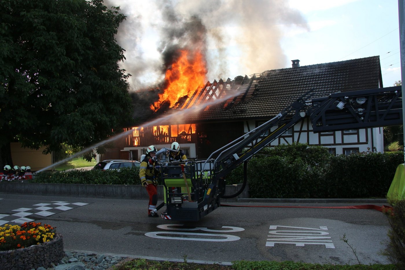 Als die Feuerwehr eintraf, stand der Ökonomieteil des Bauernhauses in Vollbrand. (Bilder Kapo ZH)