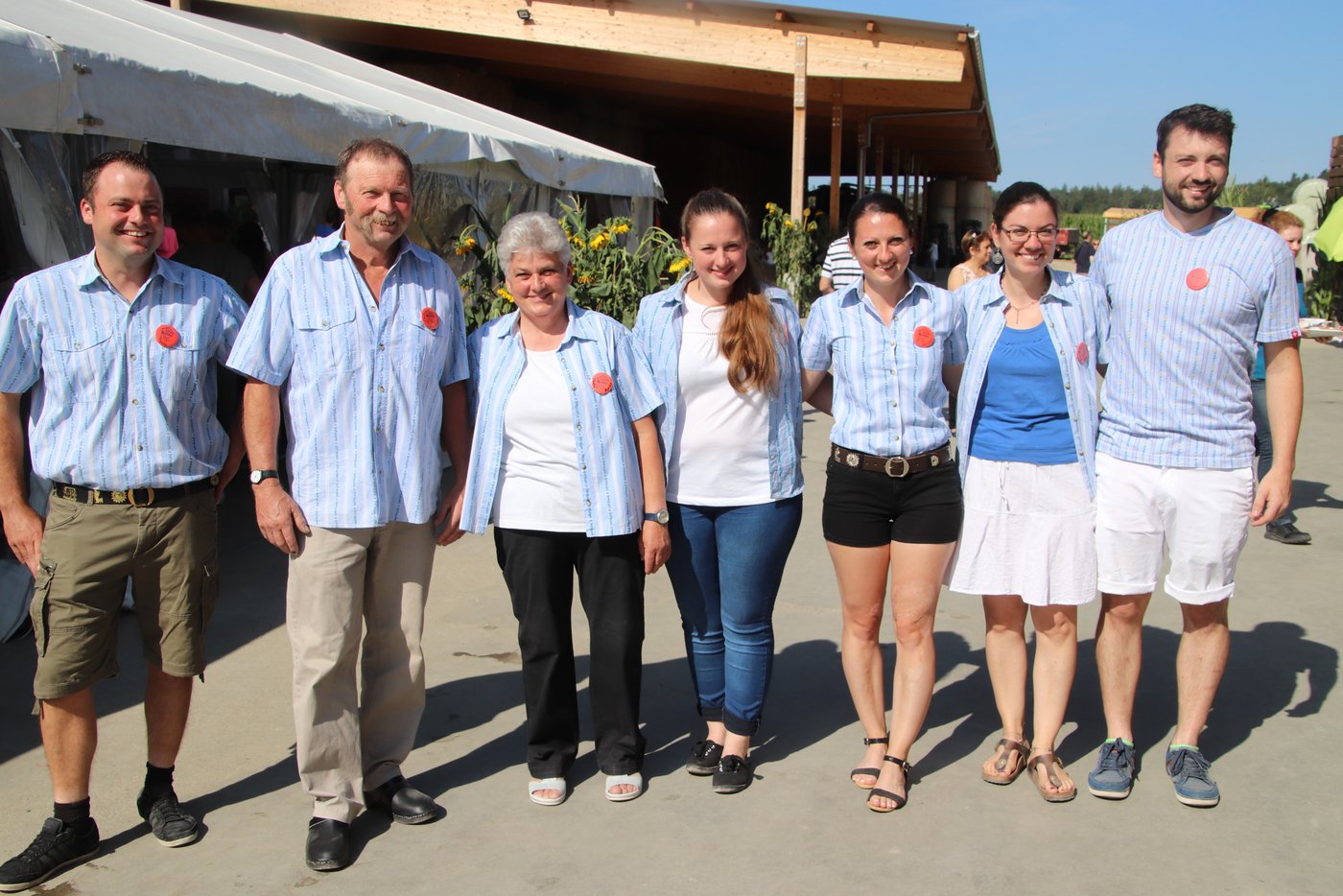 Am 1. August-Brunch ist die ganze Familie Zuber im Grosseinsatz (v. l. n. r.): Sohn Fritz mit Vater Fritz Zuber, Ehefrau Agnes sowie die Töchter Bernadette, Fränzi, Claudia  und Sohn Viktor.