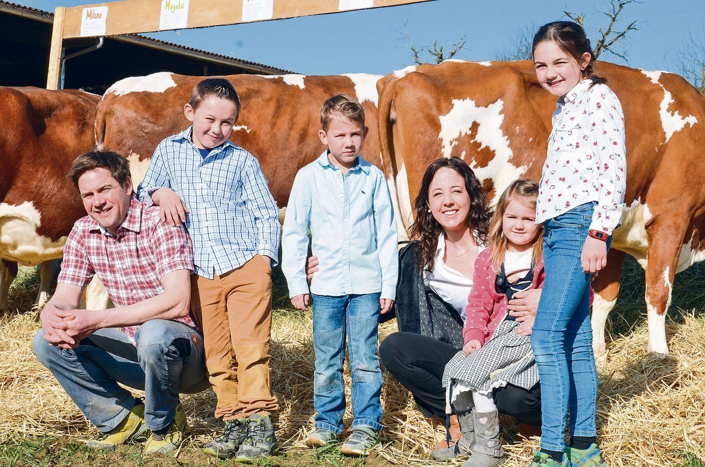 Zuchtfamilienschau im kleinen Rahmen bei Familie Gasser auf dem Bio-Milchbetrieb Miltenhof im schaffhausischen Schleitheim (v. l. n. r.): Vater Benjamin, Yann, Levi, Mutter Rebekka, Alea und Diana.(Bilder Marianne Stamm)