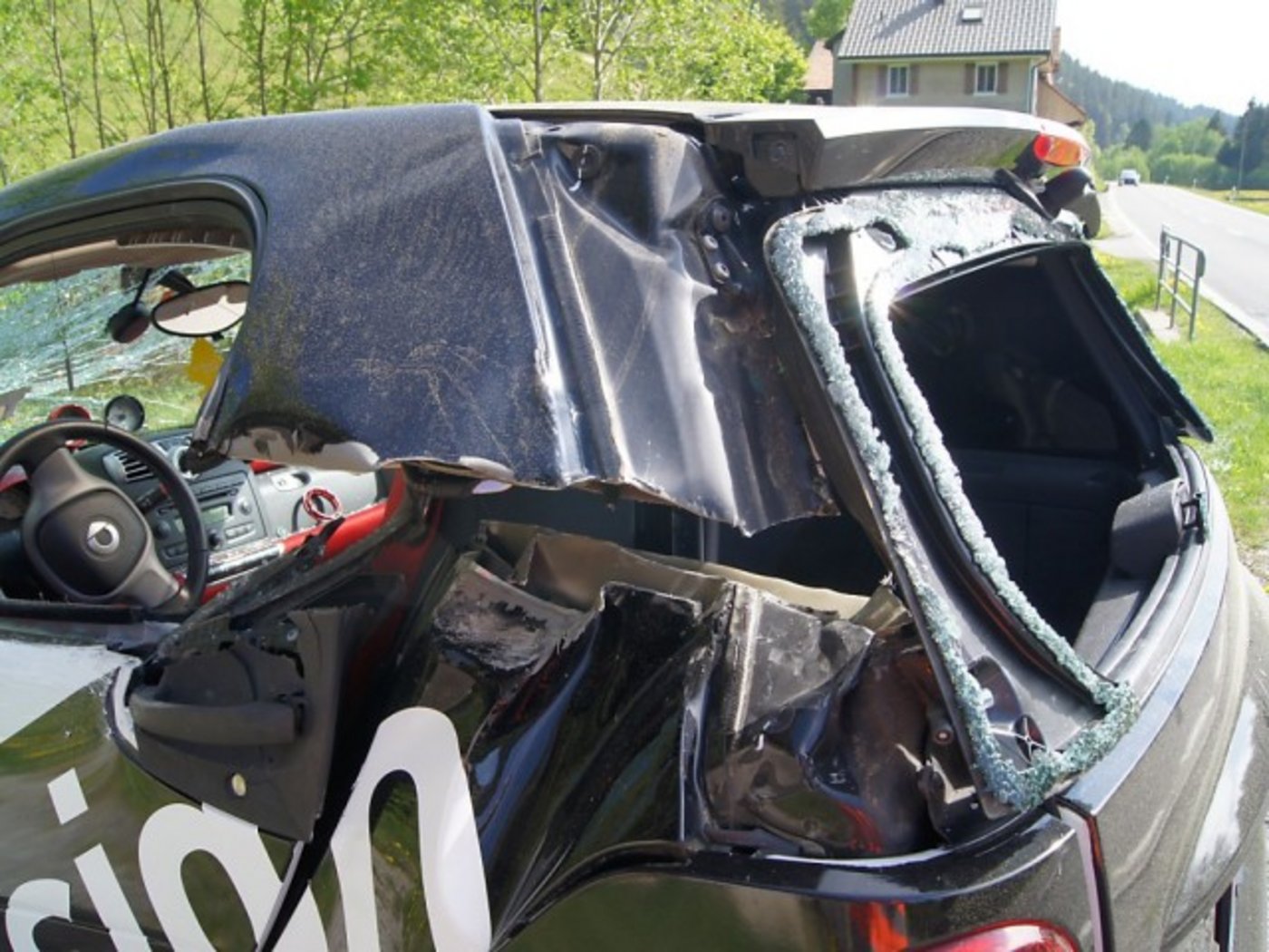 Der Fahrer hat zwar einen Totalschaden am Auto, wurde selbst aber nur leicht verletzt. (Bild Zuger Strafverfolgungsbehörden)