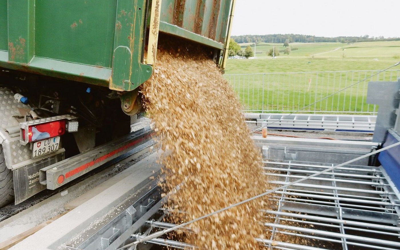 Seit diesem Winter wird in Hohenrain einheimische Energie eingefüllt. Geheizt wird neu mit Holzschnitzeln.  