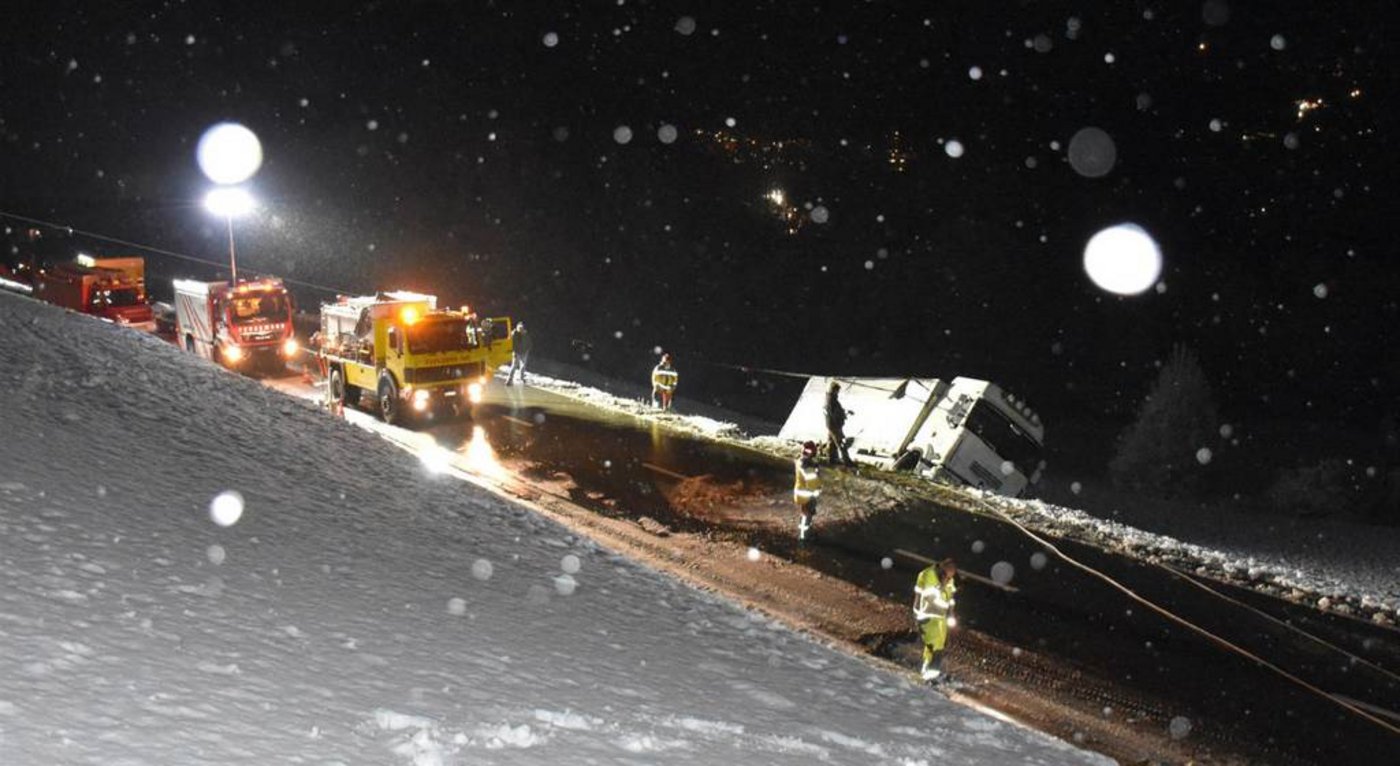 Die Mitfahrerin sprang aus dem führerlosen Lastwagen, die zwei Kühe überstanden den Unfall unverletzt. (Bild Kapo GR)