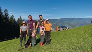 Sonja und Thomas Räb Sonja und Thomas Räbsamen mit den Kindern (v. l.). Xenia, Romy, Lena und Alex. Im Hintergrund der Familienbetrieb.