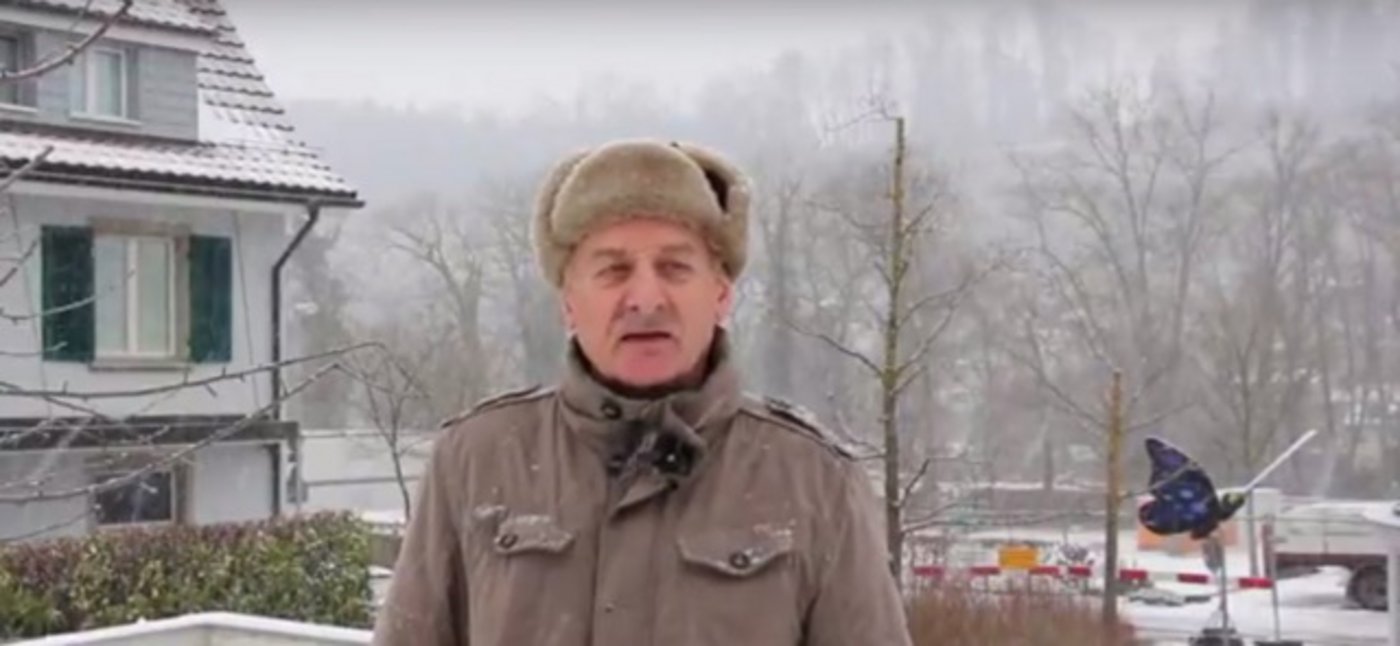 Kein russischer Funktionär, sondern unser Marktredaktor Hans Rüssli, der sich den winterlichen Temperaturen angepasst hat. (Bild BauZ)