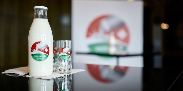Bisher prangt das Label nur auf den Glasflaschen von Swissmilk. Der SKS möchte auch nicht, dass es bald in den Ladenregalen auftaucht. (Bild zVg)