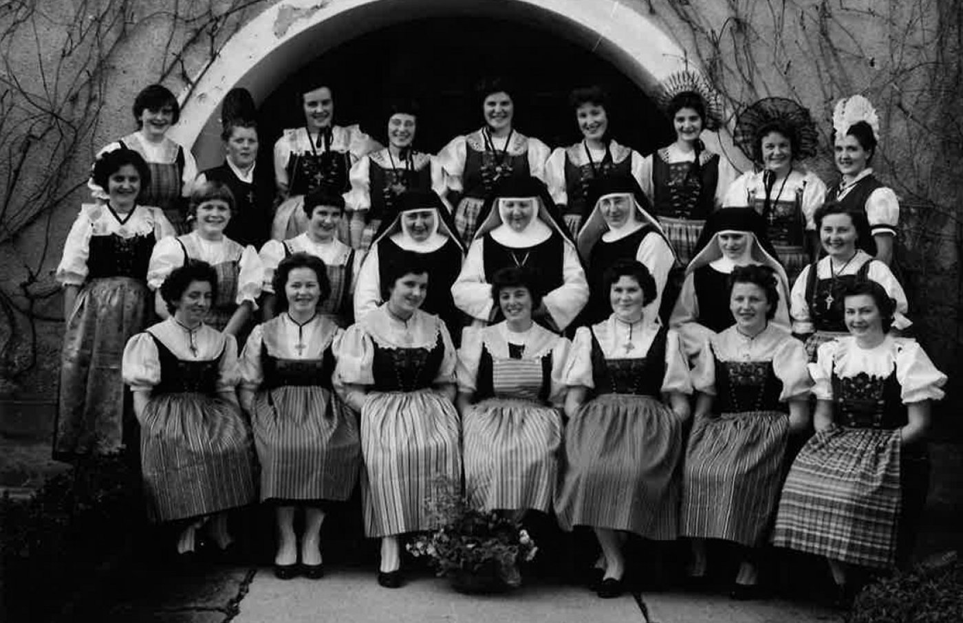 Die Musterschülerin, welcher vorheriges Zeugnis ausgestellt wurde, sitzt hier in der vordersten Reihe (zweite von rechts). Heute erinnert sich die mittlerweile 79-Jährige lachend an die Schwierigkeiten beim Nähen und der Buchhaltung zurück.