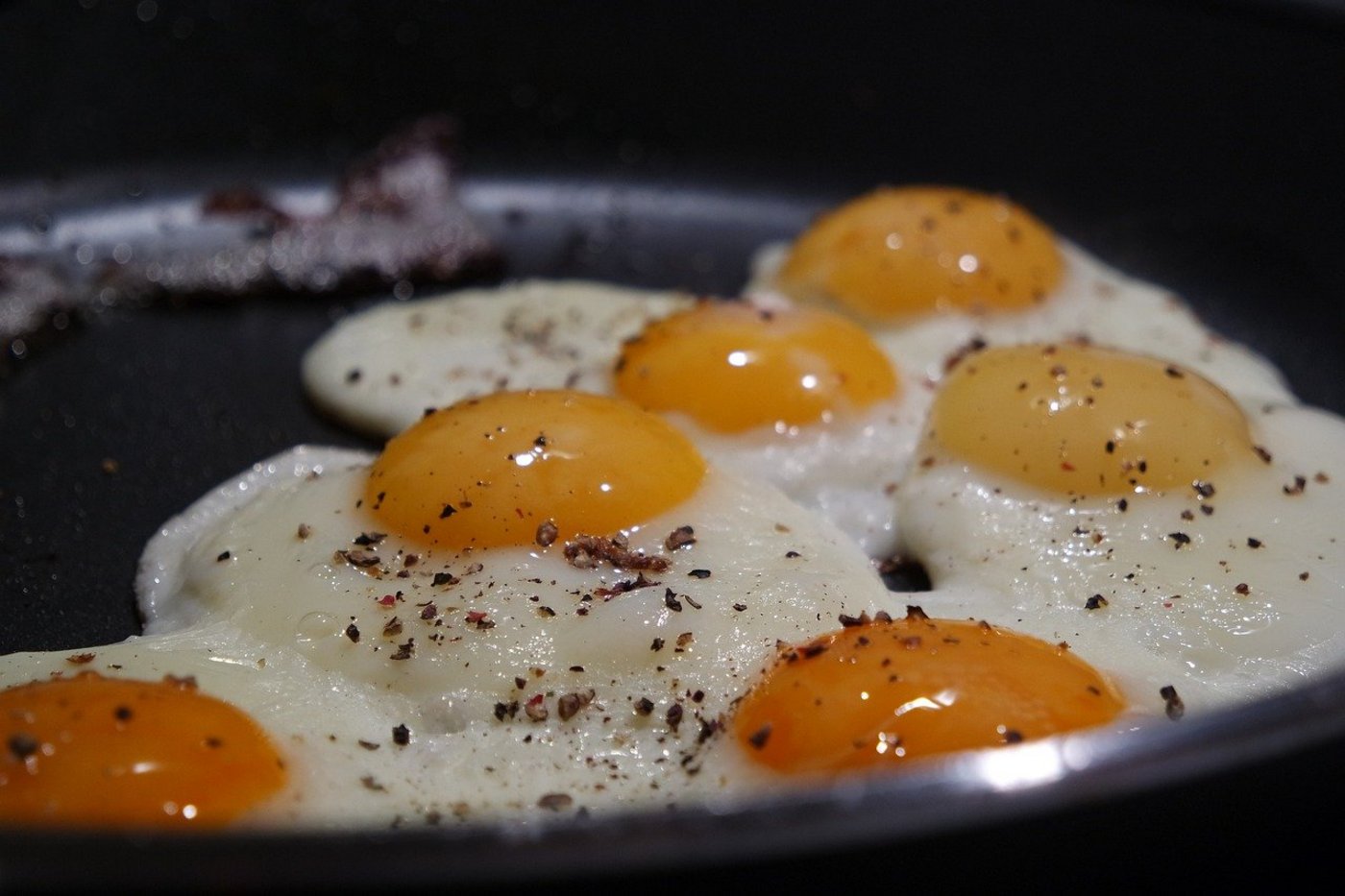 Ob als Spiegelei oder in der Carbonara-Sauce, in selbst zubereiteten Gerichten mögen Schweizerinnen und Schweizer Eier in Bio-Qualität. (Bild sonnenwind70 / Pixabay) 