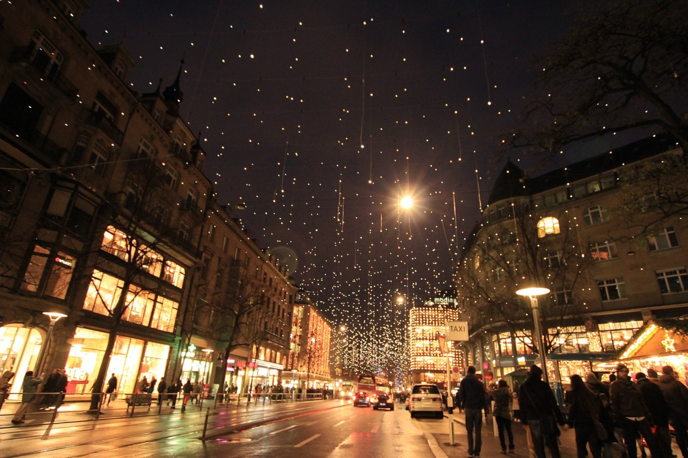 Für Stimmung an Weihnachten müssen Lichter sorgen, wie hier in Zürich. Schnee wird es vielerorts keinen geben. (Bild Pixabay)