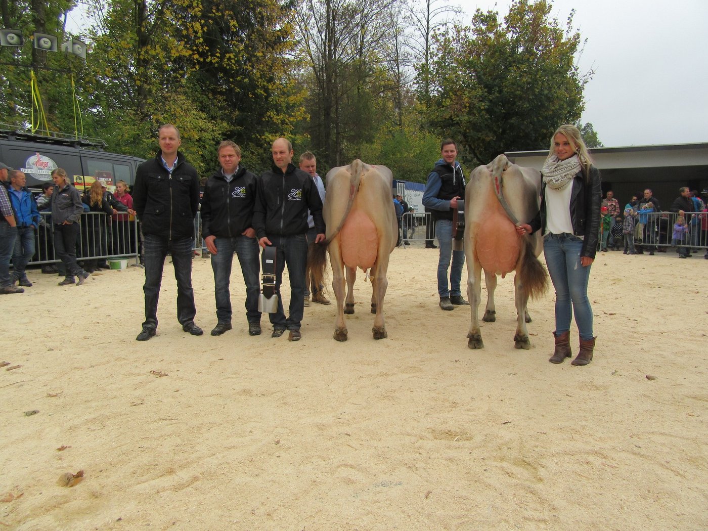 Experte Stefan Widmer (links) freute sich über das harmonische Schlussbild mit Champion Hofstetters Biver Beverly und Vize Portmann BS Big Star Balance (rechts).  (Bilder Köbi Zemp)