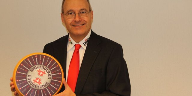 Peter Rüegg, Geschäftsführer der Sortenorganisation Tilsiter, präsentiert die neue Marke «Swizzrocker». Diese soll Mitte Februar auf dem deutschen Markt lanciert werden. (Bild Christian Weber)