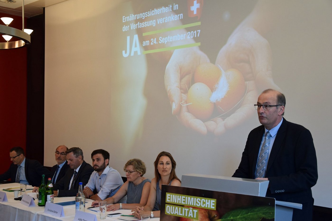Breite Allianz für Ernährungssicherheit in der Verfassung: Urs Schneider, Jacques Bourgeois, Werner Salzmann, Christian Schönbächler, Christine Bühler, Adèle Thorens und Markus Ritter (v.l.). (Bild akr)  