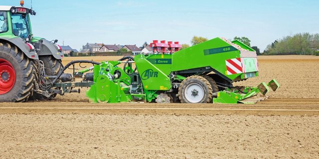 Alle Arbeiten, die auf dem Feld erledigt werden, müssen für den ÖLN im Feldkalender erfasst werden. Hier wäre ein Eintrag für das Setzen von Kartoffeln nötig – analog im Büchlein oder digital direkt via App. Bild: Sebastian Hagenbuch
