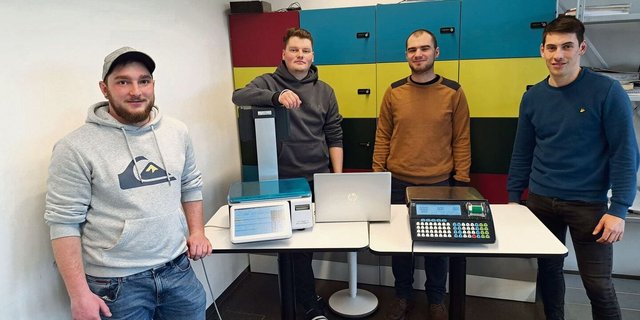 Silvan Schönholzer, Cyril Huggel, Florian Mennet und Michael Anken (v. l.) absolvieren die Agrotechniker-HF-Ausbildung am Strickhof und verglichen Waagen für den Hofladen.