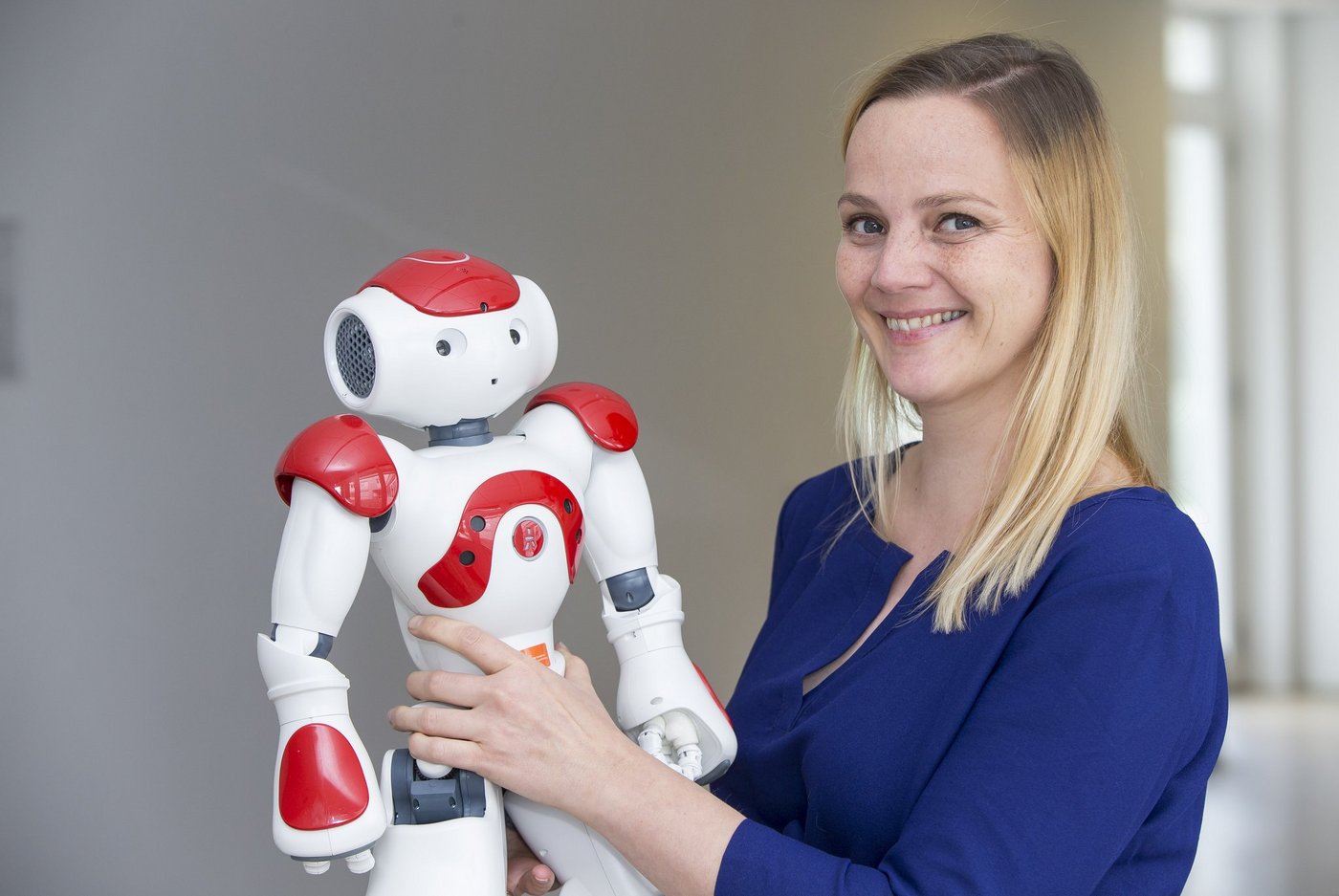 Forscherin Nicole Mirnig mit einem der Roboter, der für die Studie zum Einsatz kam. (Bild Kolarik)