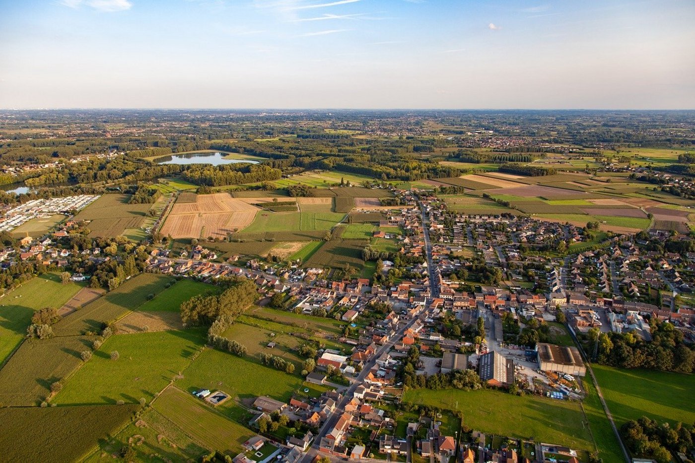Nicht nur die Landwirtschaft, auch Verkehr, Siedlungen, die Energieproduktion oder die Abwasserbewirtschaftung gestalten die Landschaft und beeinflussen die Biodiversität. (Symbolbild PIxabay) 