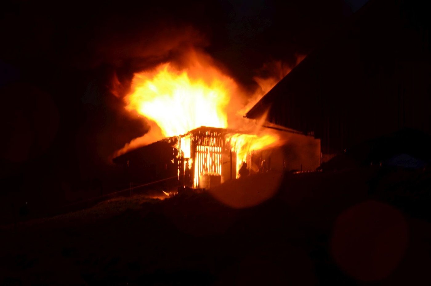 Der Holzschopf stand schon in Vollbrand, als die Einsatzkräfte beim Hof eintrafen. (Bilder Kapo BL)