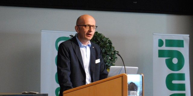 Pietro Realini, Direktor Produktion und Logistik bei Zweifel, will ab 2018 Anbauverträge mit Schweizer Holl-Raps-Produzenten machen. (Bilder jba)