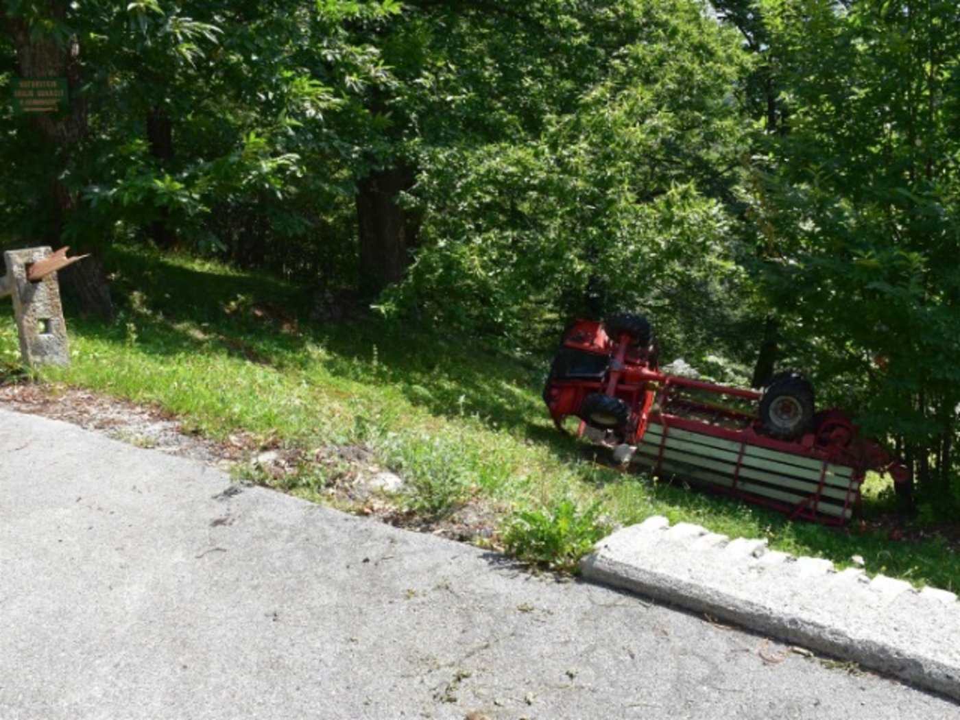 Das Fahrzeug durchschlug einen Zaun und überschlug sich danach einen Abhang hinunter. (Bild Kantonspolizei Graubünden)