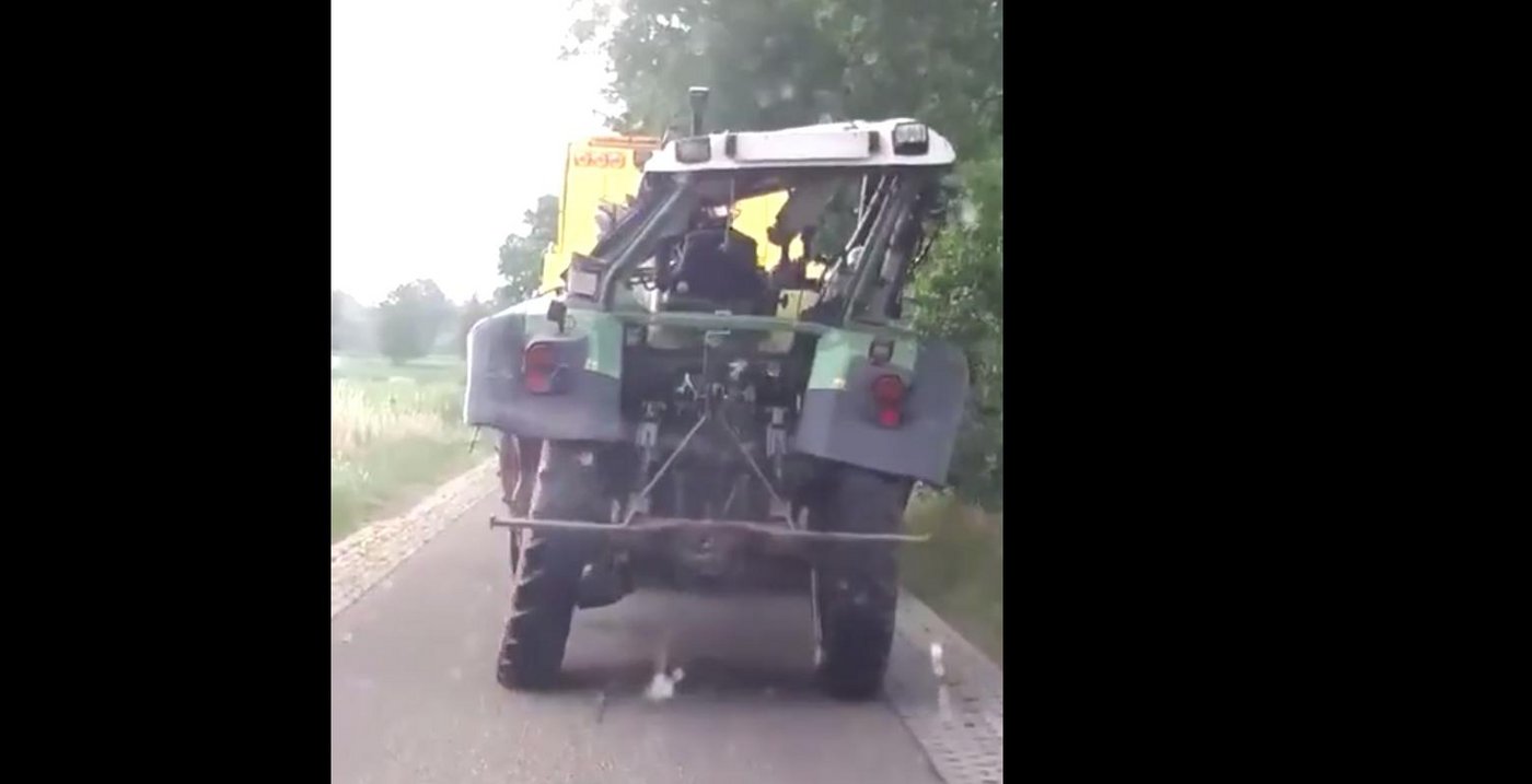 Irgendetwas ist diesem Traktor zugestossen. (Bild Screenshot Facebook)