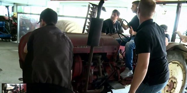  Die Jugendlichen und der altehrwürdige Porsche-Traktor. Sie verhelfen dem Oldtimer zu neuem Glanz. (Bild Screenshot AutoMotoTV Deutsch)