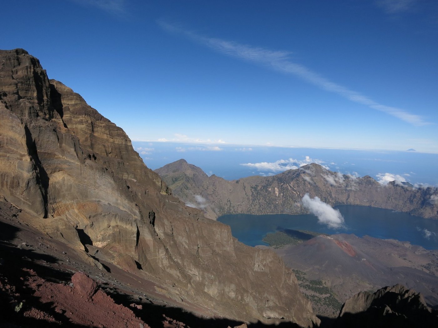 Die Wanderwege des indonesischen Rinjani sind bei Touristen beliebt. (Bild Pixabay)