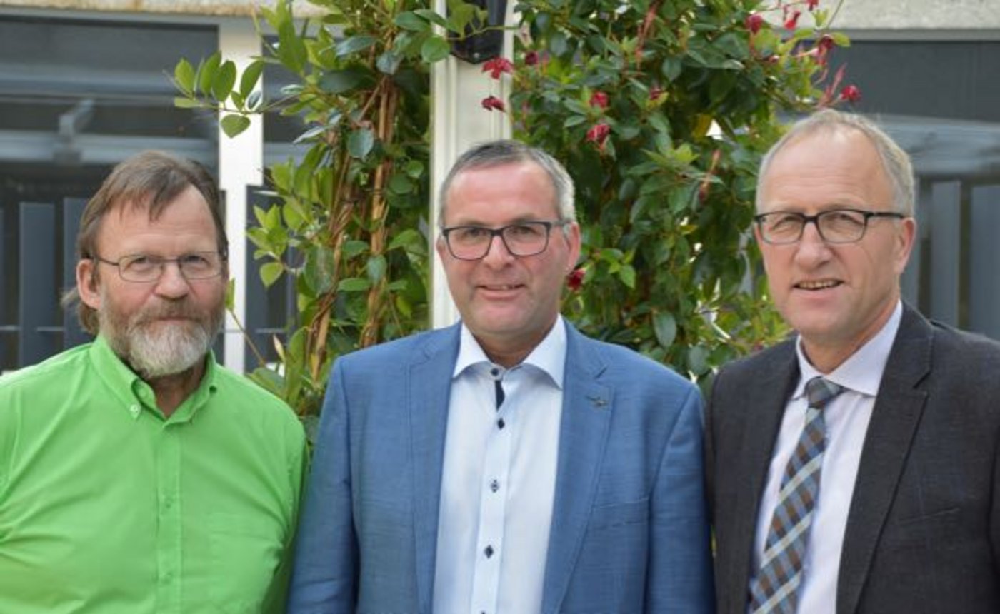 Der designierte BUL-Geschäftsführer Thomas Frey (Mitte) mit Rudy Burgherr (links), der nächstes Jahr pensioniert wird, und BUL-Präsident und CVP-Ständerat Peter Hegglin. (Bild zVg)