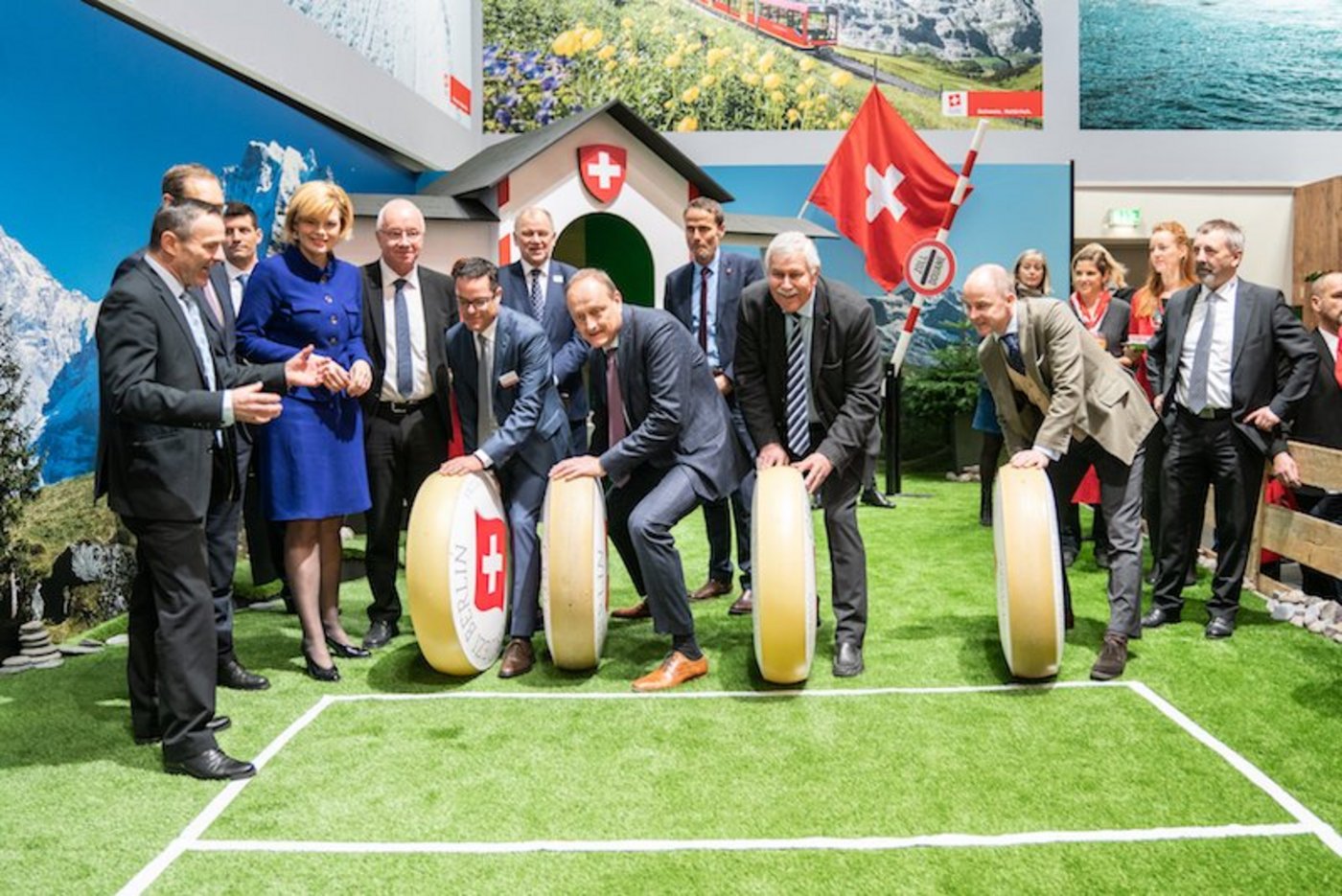 Am Schweizer Stand übte sich Rukwied im Käserollen. (AMS)