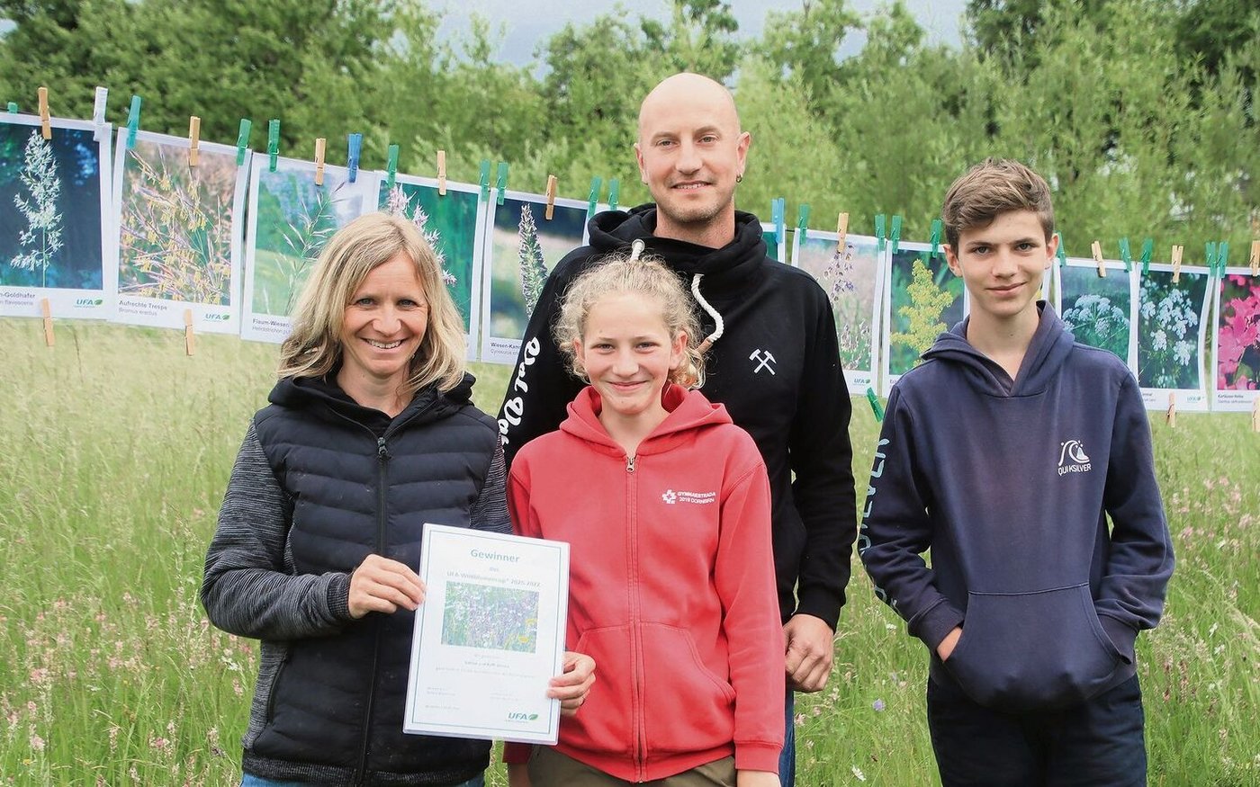 Sabine, Marlin, Raffi und Florin Venica freuen sich über den Erfolg ihrer Wiese und das Diplom. 