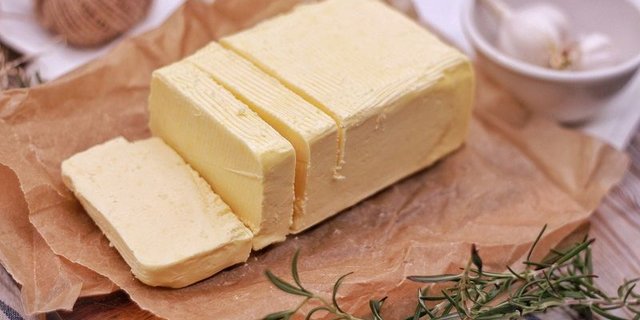 Sowohl die Produktion von Milchrahm- als auch Sirtenrahmbutter ist gesunken. (Bild lid)