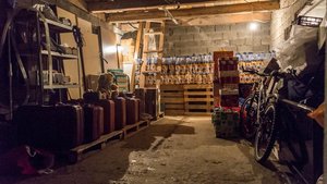 Teil 1: «Der Herr gibt es. Der Herr nimmt es» Das vorübergehend gut gefüllte Lager: In der Garage der Familie Petryschyn hat Murri alles vorbereitet, um möglichst vielen Menschen helfen zu können.