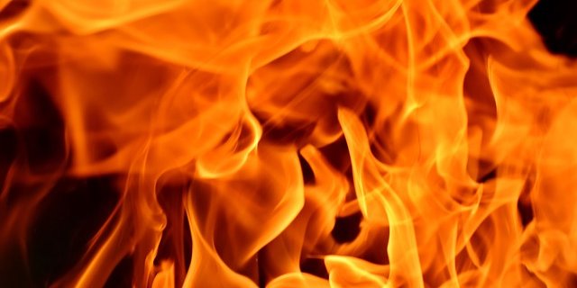 Durch Funkenflug fing das Strohlager feuer. (Bild pixabay)
