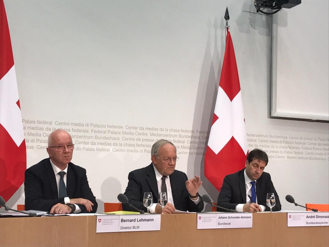 Agrarminister Johann Schneider-Ammann informierte heute Nachmittag über die Gesamtschau des Bundesrates zur künftigen Agrarpolitik. Flankendeckung erhielt er von Bernard Lehmann, Direktor des Bundesamtes für Landwirtschaft (links). Rechts Bundesratssprecher André Simonazzi. (Bild akr)