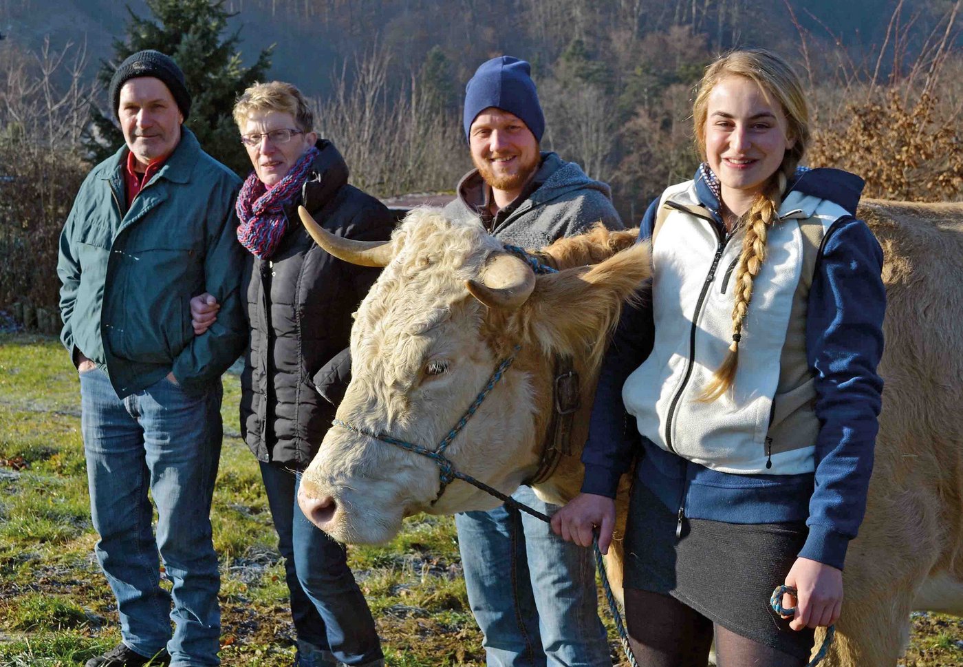 Gut harmonierendes Quartett: Peter und Vreni Gysin mit ihren Nachfolgern Noah Handschin und Manuela Lerch sowie einer der zwanzig reinen Simmentalerkühe im Stall. (Bild akr)
