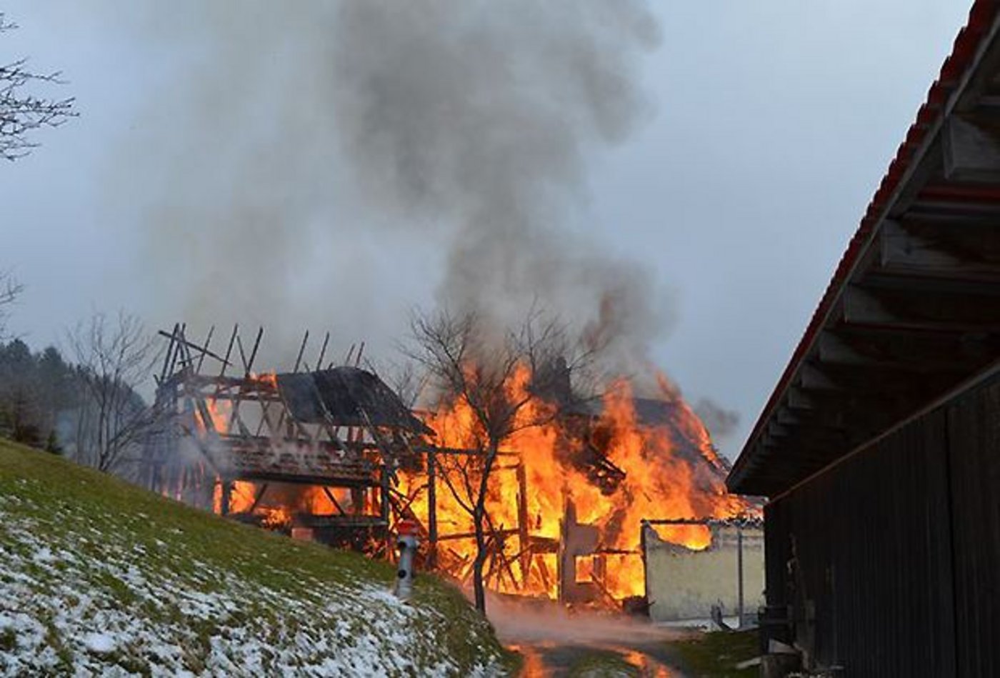 90 Feuerwehrleute standen gestern insgesamt im Einsatz – das Gebäude konnte nicht mehr gerettet werden. (Bild Kantonspolizei AR)