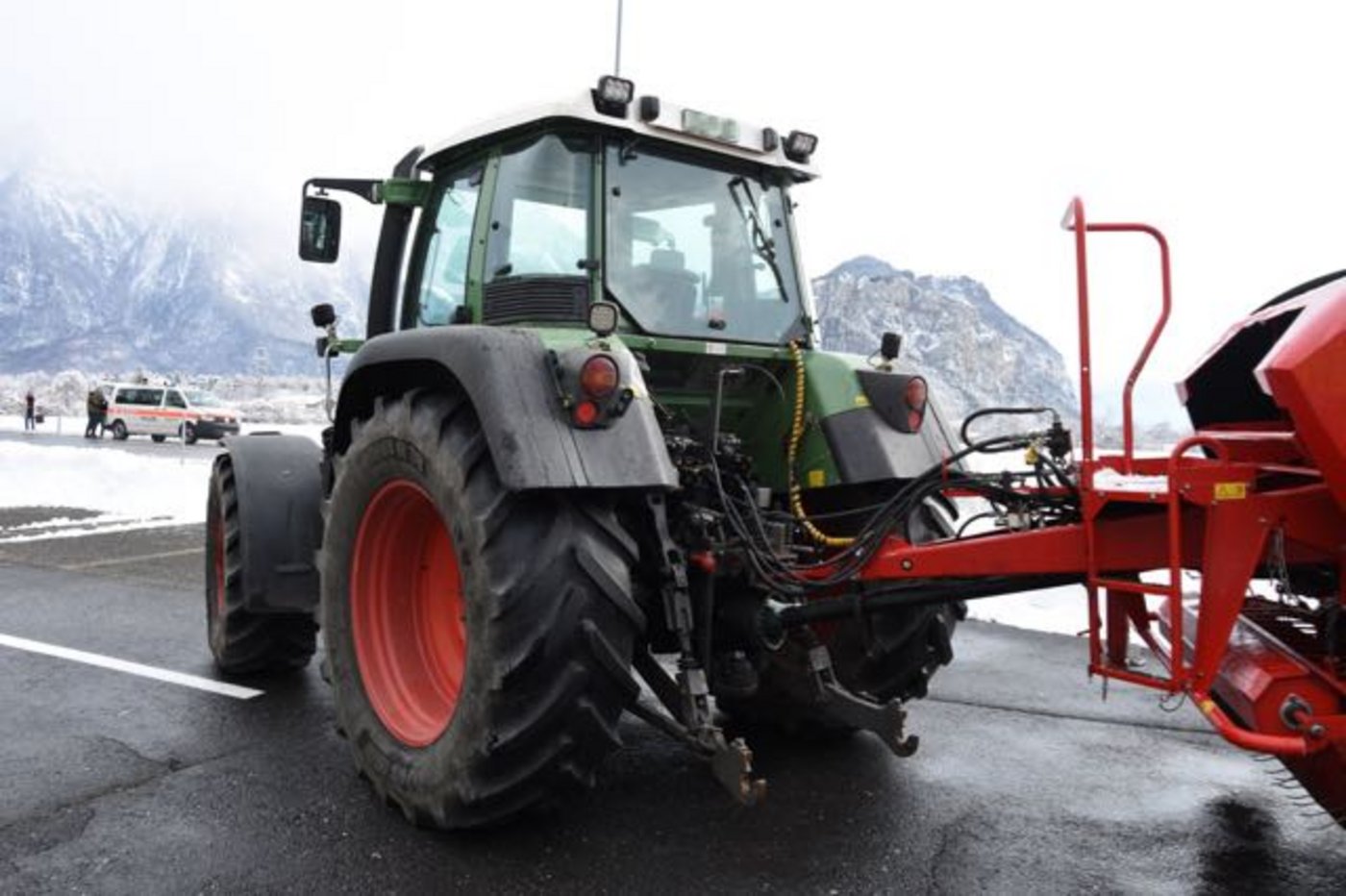 Der in die Kollision involvierte Traktor: Laut Polizeicommuniqué war der Blinker an der Ballenpresse defekt.  (Bilder Kapo SG)