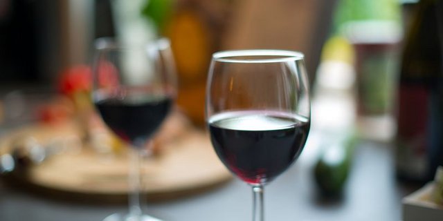 Wein zu Hause in den eigenen vier Wänden statt im Weinkeller zu degustieren kommt erstaunlich gut an. (Bild Pixabay) 