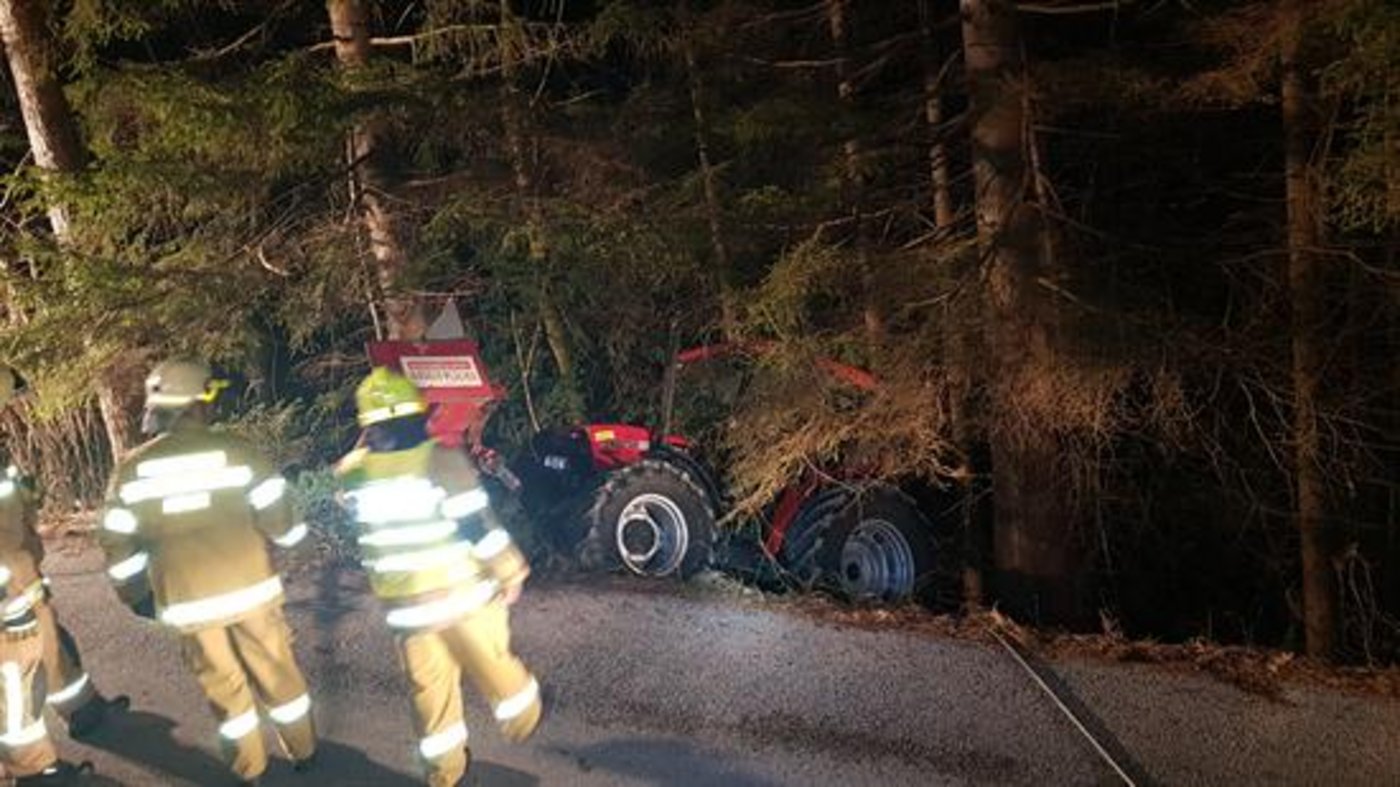 Die Feuerwehr barg den Traktor. (Bild Freiwillige Feuerwehr Adnet)