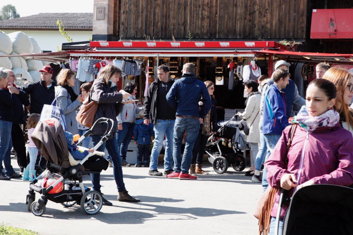 Auch im Kanton St. Gallen kamen die Besucher(innen) zahlreich: Marktstimmung auf dem Betrieb Hürlimann in Goldach. 