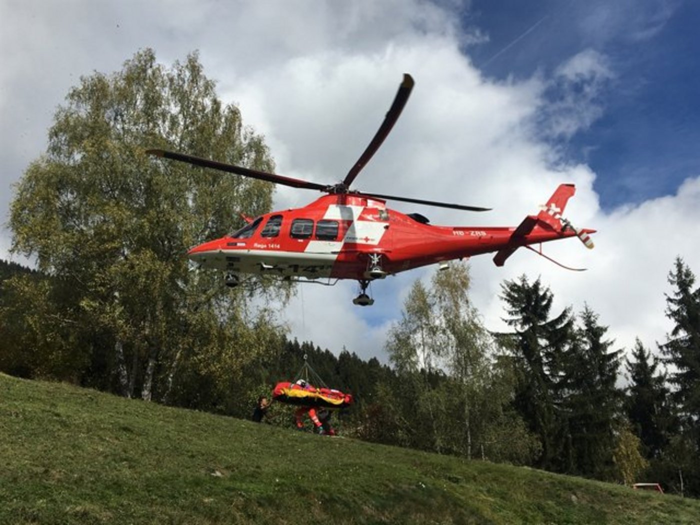 Der verletzte Mann wurde mit dem Rega-Helikopter geborgen. (Bild Kapo GR)