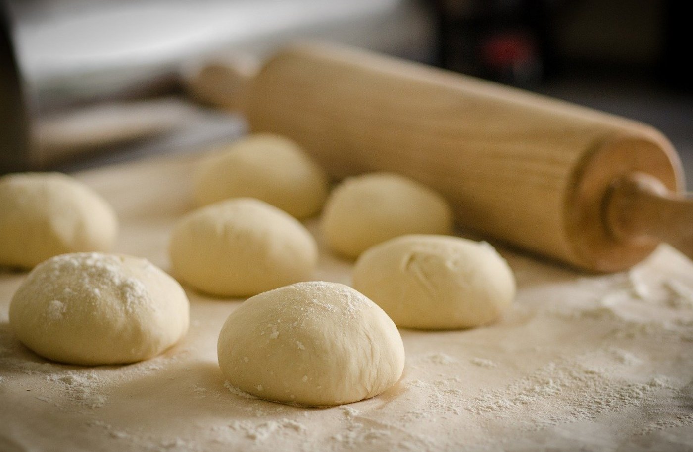 Auch Kinder können beim Backen mithelfen – und viel lernen. (Bild Pixabay)