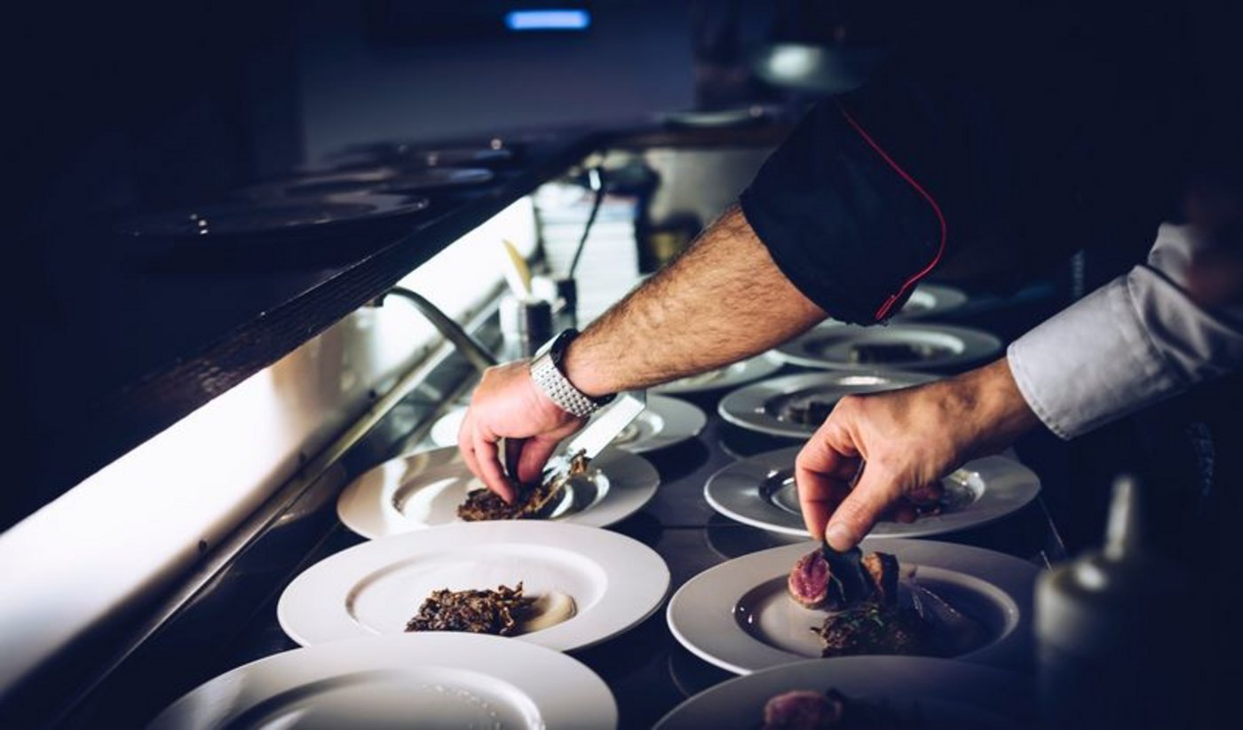 Die Gastronomie kämpfe schon heute mit hohen Warenkosten - die Initiativen würden dies nur noch verschärfen, schreibt GastroSuisse. (Bild Unsplash)