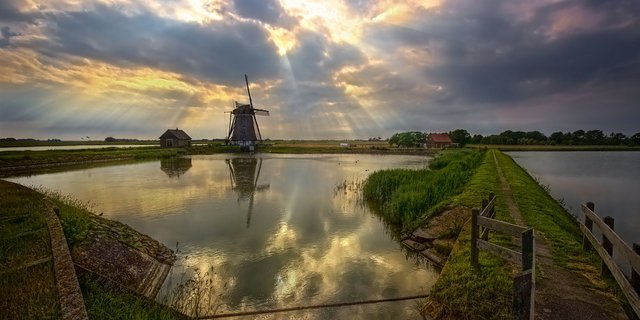 Idyllisch mit Windmühle präsentieren sich niederländische Landschaften wie hier in Texel, die Landwirtschaft ist aber sehr unternehmerisch. (Bild Pixabay)