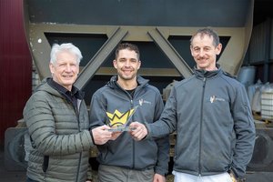 Culinarium: Krone für die Lütolf Spezialitäten AG Die Lütolf Spezialitäten AG aus St. Margrethen mit Geschäftsführer Christian Lütolf (Mitte) ist Culinarium-König 2021 in der Kategorie Produktion. (Bild Culinarium)