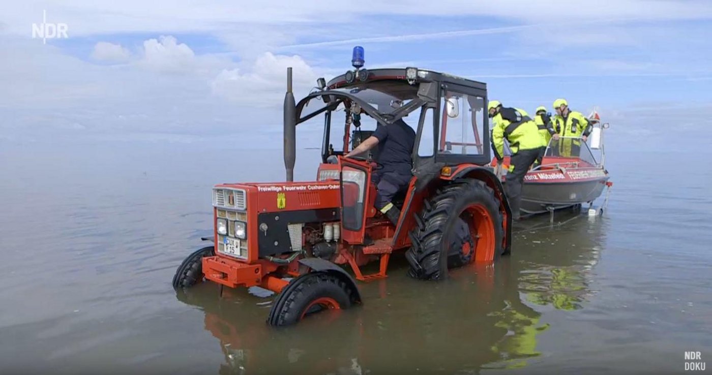 Früher hatte die freiwillige Feuerwehr Cuxhaven-Duhnen einen Kleinbus: Heute ist ein alter International ihr treuester Helfer, der auch nass werden darf. (Bild Screenshot Youtube NDR Doku)