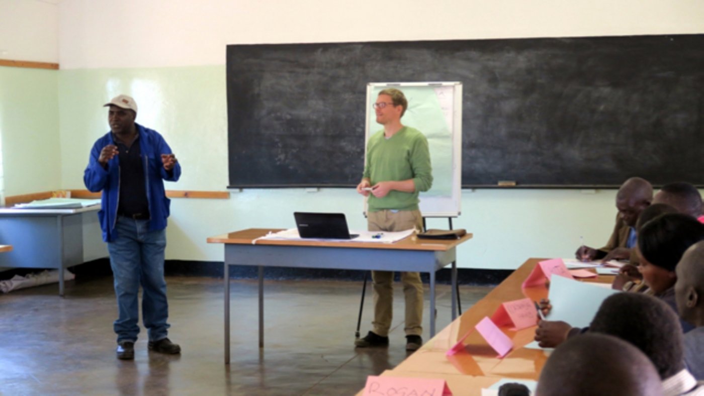 Der Livestock Supervisor ist in seinem Element, der „Muzungu“ etwas weniger. (Bilder Tina Rickenbacher)