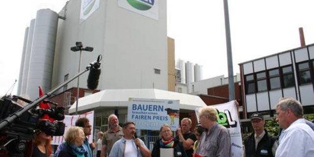 Die Bauern machen die Exportoffensive der Molkereien für den Preisverfall verantwortlich. (Bild Thomsen / zVg)