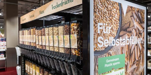 Wie beim offenen Gemüse gibt es bei den Abfüllstationen Wagen, die auf Knopfdruck eine passende Etikette mit dem Preis ausspucken. (Bild Migros)
